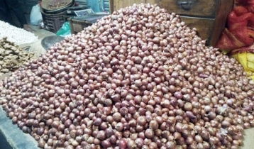 এক সপ্তাহের ব্যবধানে পেঁয়াজের দাম ২০ টাকা বেড়ে হলো ৭০ টাকা এক সপ্তাহের ব্যবধানে পেঁয়াজের দাম ২০ টাকা বেড়ে হলো ৭০ টাকা