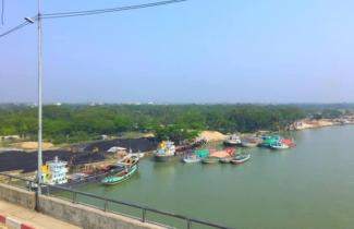 বরিশালের প্রাণ কীর্তনখোলা নদী আজ চরম হুমকির মুখে বরিশালের প্রাণ কীর্তনখোলা নদী আজ চরম হুমকির মুখে