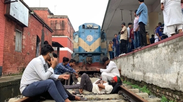 সরকারি বিশেষ ট্রেনের মান পছন্দ না হওয়ায় রাজশাহীতে শিক্ষার্থীদের বিক্ষোভ